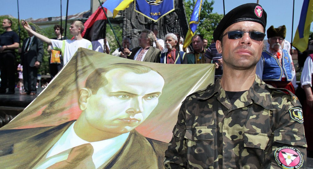 Grupos fascistas con retrato de Stepan Bandera