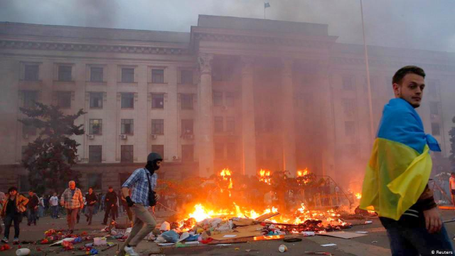 Incendio de la Casa de los Sindicatos en Odessa por parte de los fascistas de Pravy Sektor, asesinando a alrededor de 50 manifestantes rusófonos, 02 de mayo de 2014