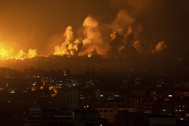 Fuego y humo se elevan en una colina de la ciudad de Gaza tras un ataque aéreo israelí al interior de la urbe, 8 de octubre de 2023.